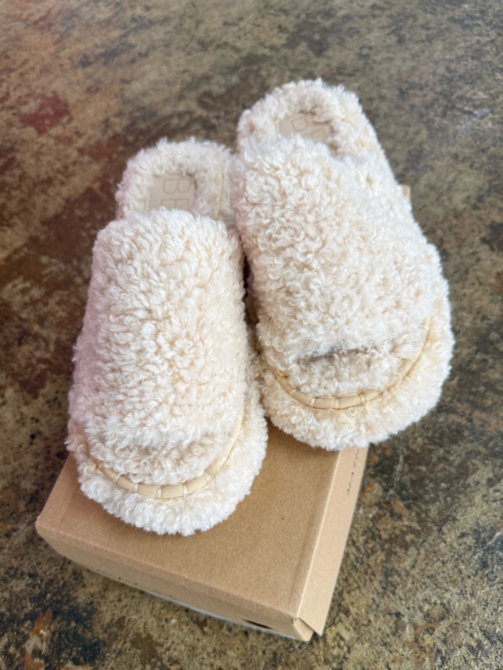 BEACH BY MATISSE Women’s Plush Slide Slippers in Cream NEW IN BOX - Picture 3 of 4